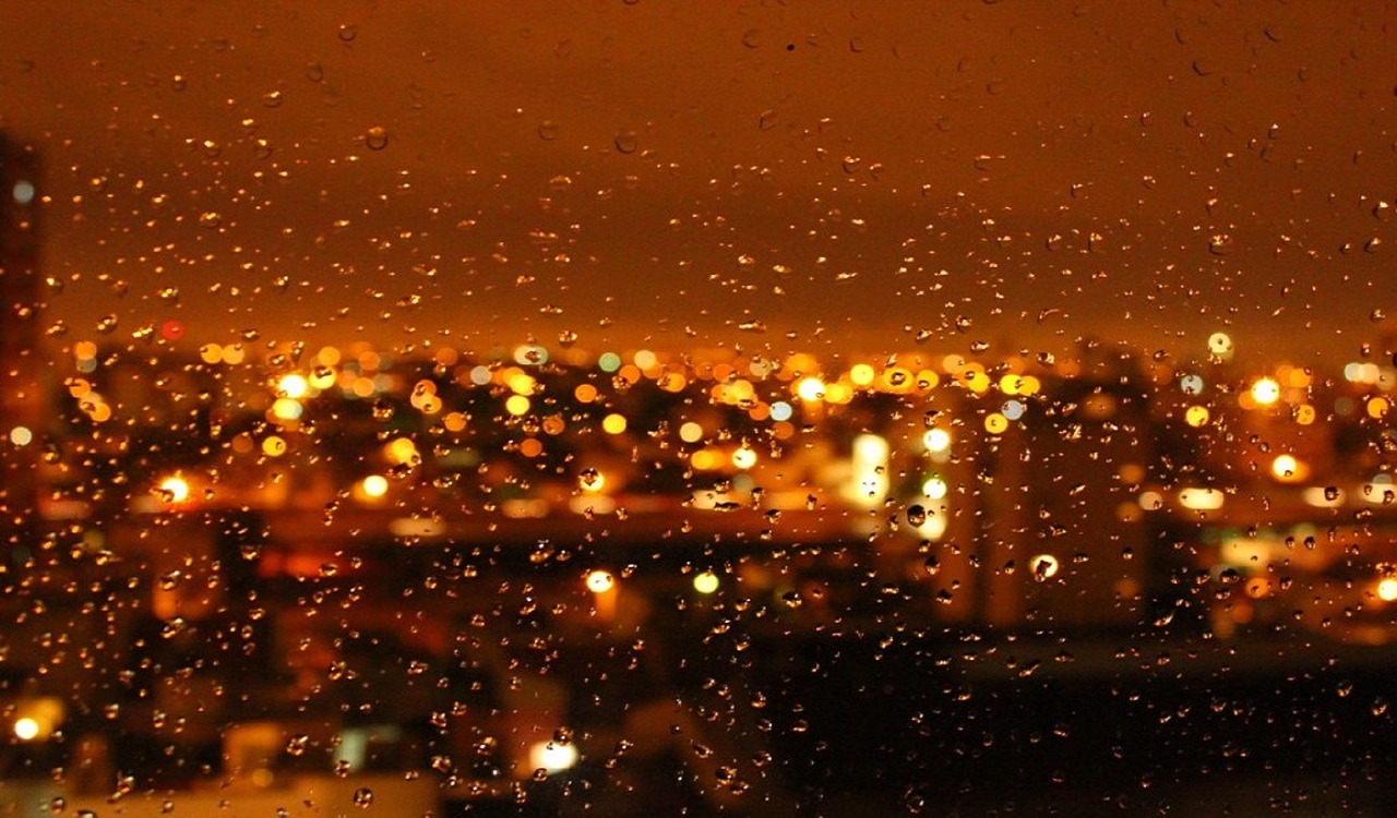 北京傍晚雨后云端现双彩虹，自然之美与城市之韵的交融