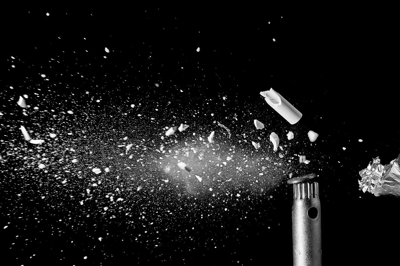 成都发生爆炸腾起蘑菇云? 官方通报