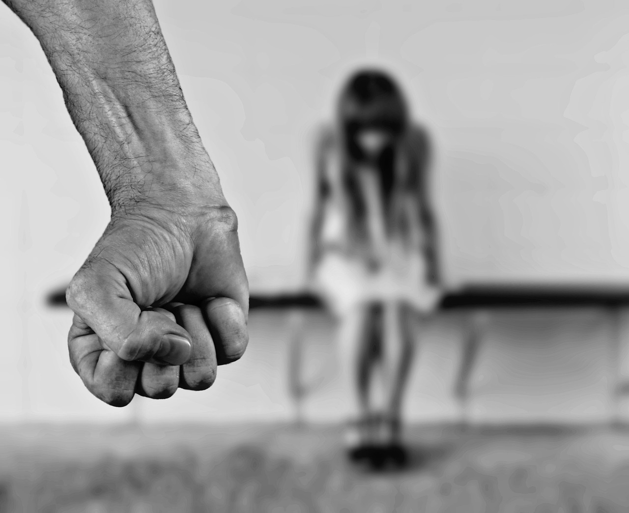 女子杀害家暴丈夫获子女和公婆谅解，家庭暴力背后的社会悲剧